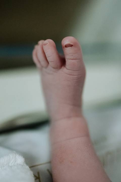 Foto em close do pé da recém-nascida. '