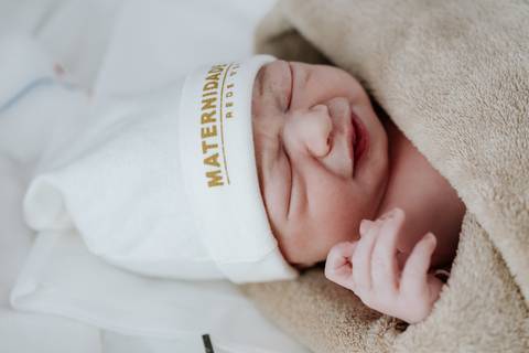 Foto aproximada do rosto da bebê Maria Eduarda dormindo.'