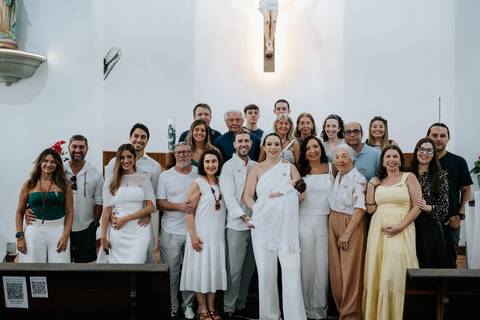 Foto em grupo com toda a família reunida na igreja.'