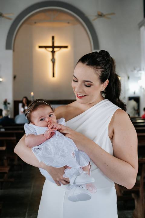 Foto da mãe olhando carinhosamente para a filha.'