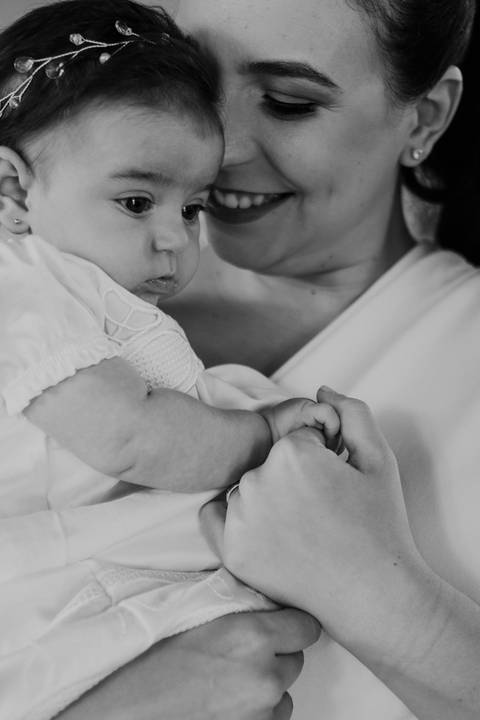 Foto em preto e branco do detalhe das mãos dadas.'