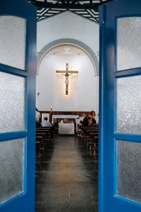 Foto da vista do altar através das portas da igreja.'