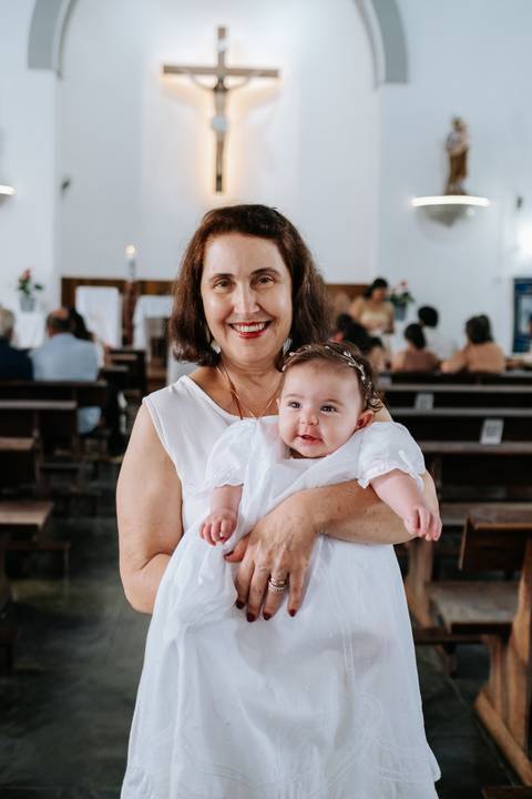 Foto da avó segurando Olívia com carinho.'