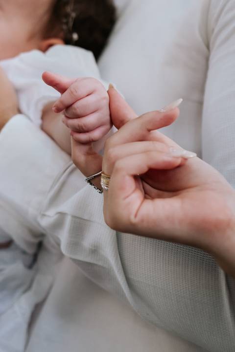 Foto em detalhe das mãos dadas durante a oração.'