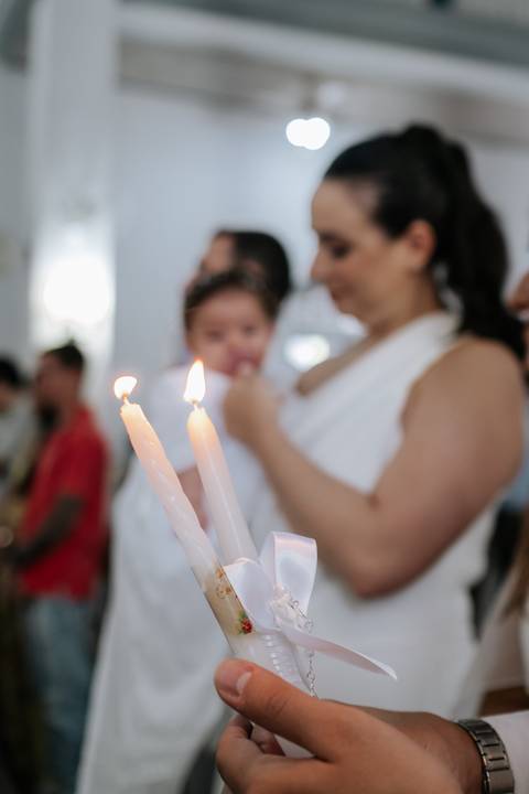 Foto das velas acesas simbolizando a luz do batismo.'