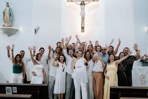 Foto em grupo com todos os convidados celebrando o batismo.'