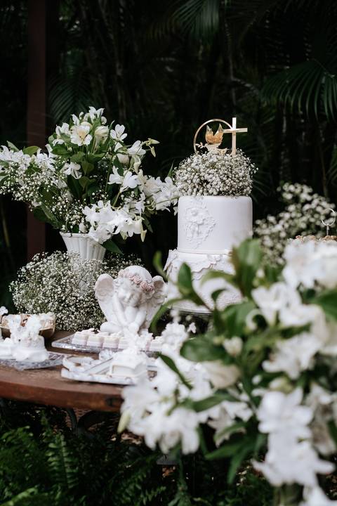 Foto aproximada do bolo de batizado decorado com anjos.'
