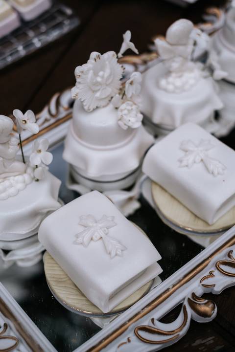 Foto de doces finos decorados com o símbolo da cruz.'