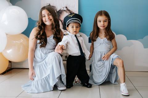 Foto das irmãs com o irmão caçula.'