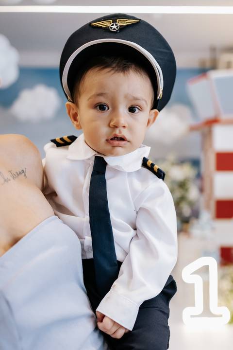 Foto de perfil do aniversariante com o quepe de piloto.'