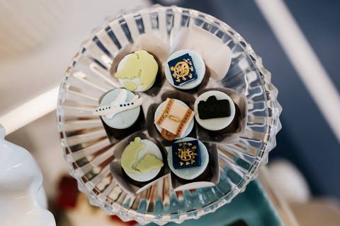 Foto em macro de doces finos temáticos de aviação em um prato.'