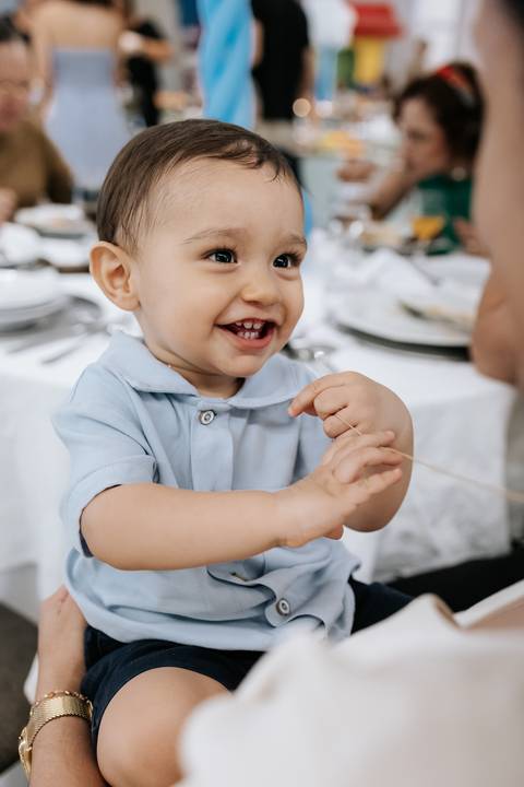 Foto de close do aniversariante sorrindo.'