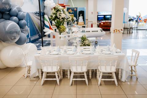 Foto da mesa decorado no salão da festa.'