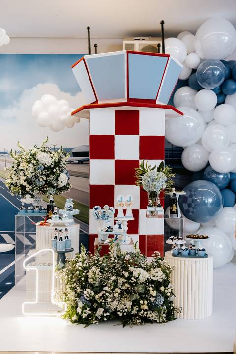 Foto de mesa de doces finos decorada em tons de azul e branco.'