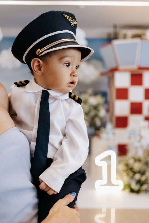 Foto de close do aniversariante com o uniforme de comandante.'