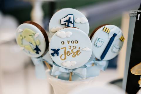 Foto aproximada de pirulitos de chocolate personalizados com o nome 