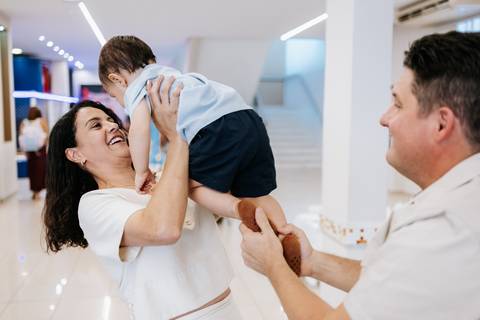 Foto dos convidados erguendo o José no colo em momento de alegria.'