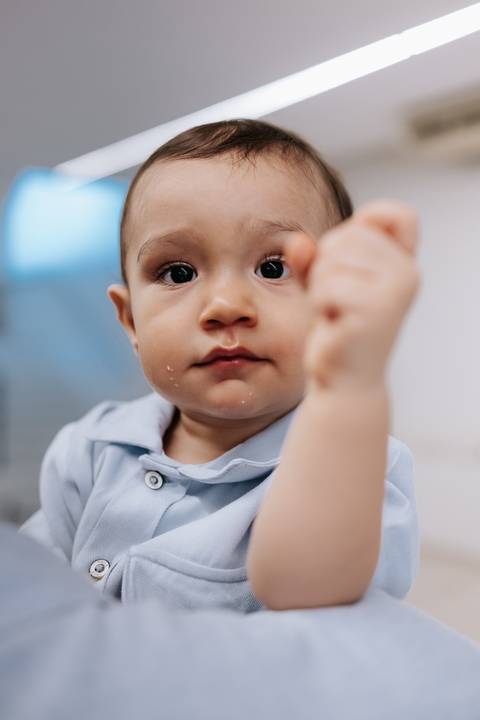 Foto de close do rosto do aniversariante José com trajes de piloto.'