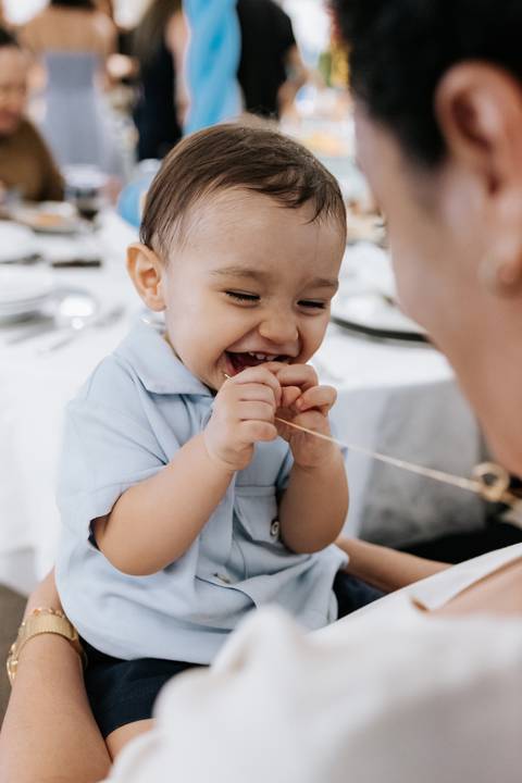 Foto de close do aniversariante rindo e brincando.'
