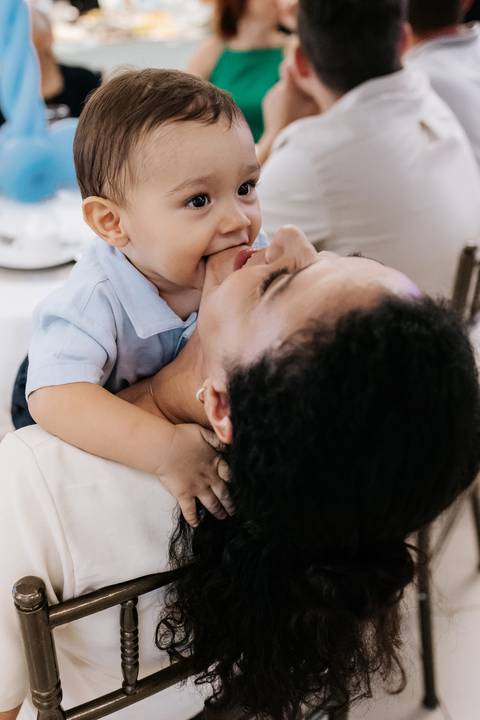 Foto da convidada se divertindo com o aniversariante. '