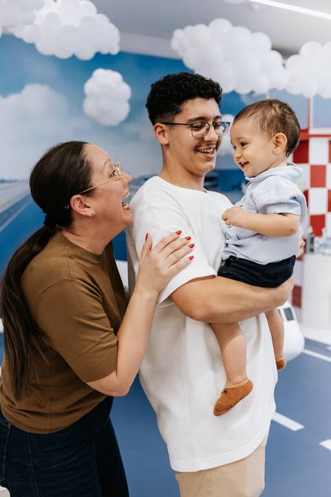 foto dos convidados se divertindo com o aniversariante. '