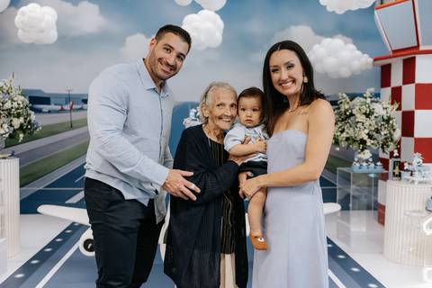 Foto aproximada dos avós e pais com o aniversariante no centro.'