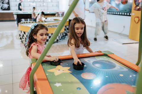 Foto da irmã e convidada se divertindo. '