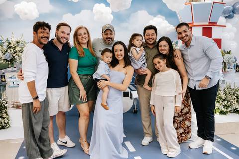 Foto com convidados reunidos na mesa principal. '