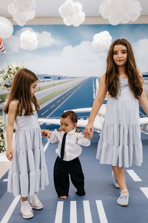 Fotos dos irmãos na frente da mesa principal'