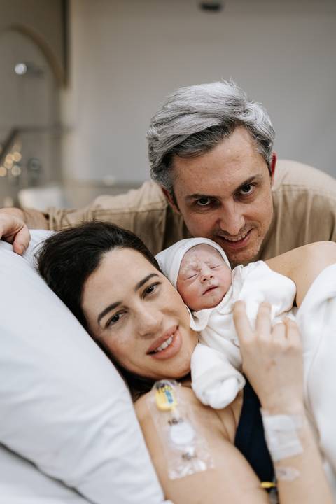 Foto oficial da família: mãe, pai e Guilherme reunidos.'