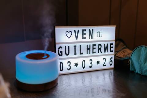 Foto de luminária com a frase 