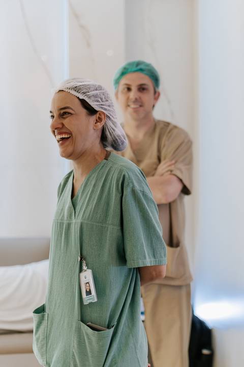 Foto da irmã sorrindo durante o acompanhamento.'