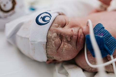 Foto aproximada do rosto do bebê Guilherme descansando.'