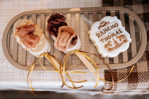 Foto com biscoitos decorados personalizados 