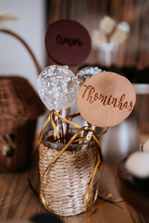 Foto de toppers de doces personalizados com balões e o nome do aniversariante.'