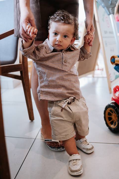 Foto em close das do aniversariante em pé.'