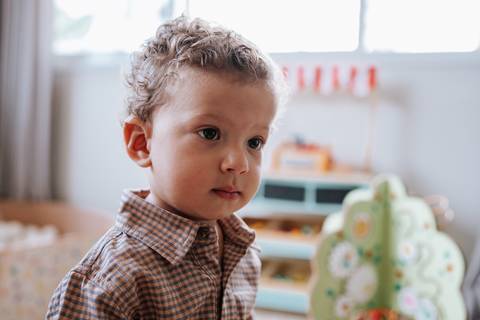 Foto em close do rosto do pequeno Thomas durante a festa.'