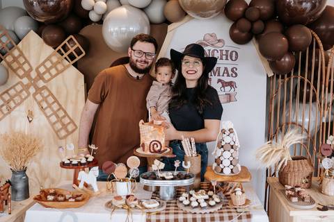 Foto oficial dos pais com o aniversariante na mesa principal do Rancho.'