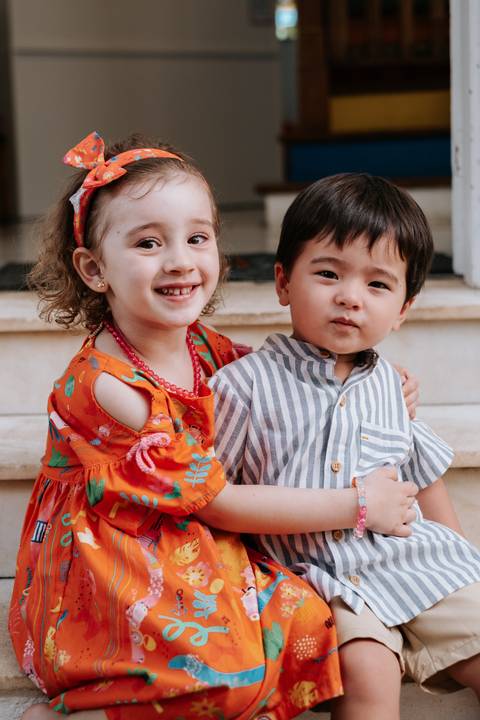 Foto do Arthur posando com uma amiguinha convidada.'