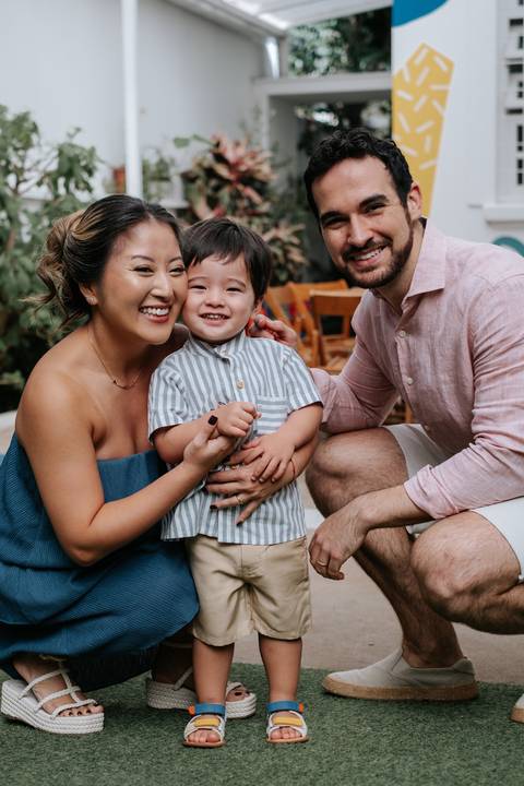 Foto da família sorridente.'
