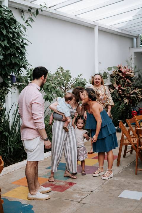 Foto da família cumprimentando os convidados. '
