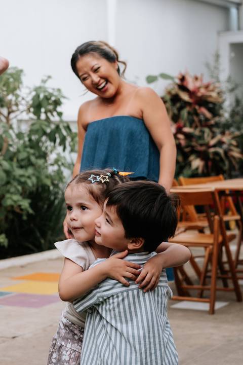 Foto do Arthur abraçando carinhosamente uma amiguinha.'