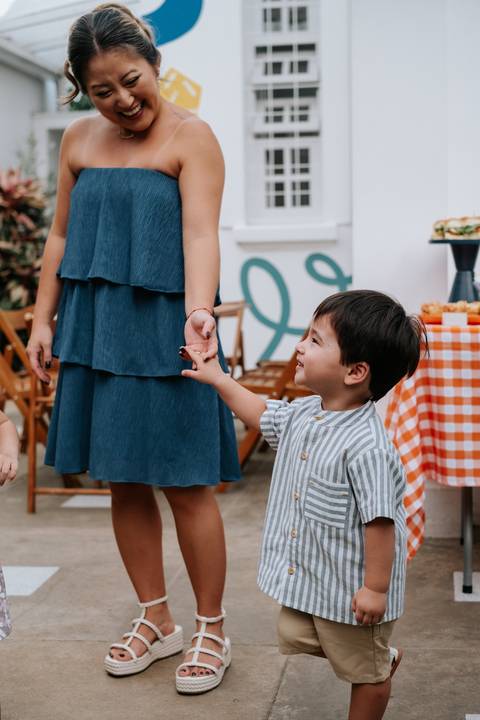 Foto do Arthur e a mãe de mãos dadas. '