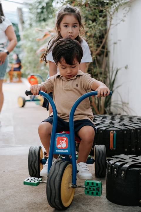 Foto do convidado brincando.'