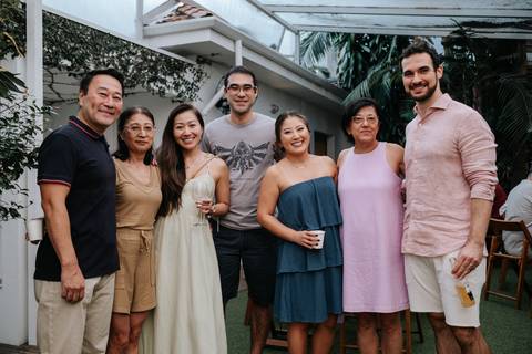 Foto oficial da família reunida e sorridente na área externa da festa.'