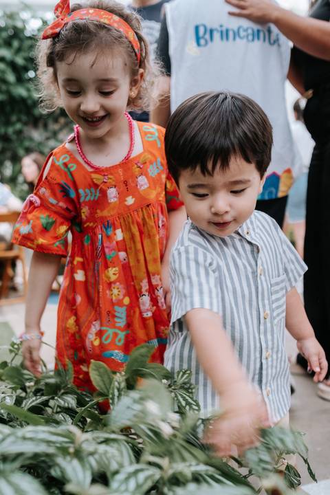 Foto do Arthur interagindo com uma amiguinha durante a oficina.'