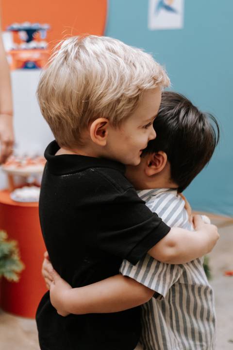 Foto do Arthur e um amiguinho se abraçando. '