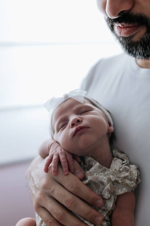 Foto de close da bebê Olívia dormindo tranquilamente.'