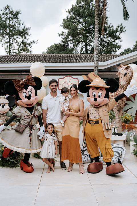 Foto de capa da família com os personagens Mickey e Minnie em trajes de explorador.'