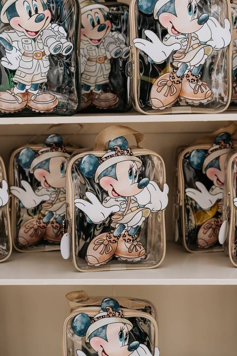 Foto em close de necessaires personalizadas com o Mickey e Minnie Safari.'